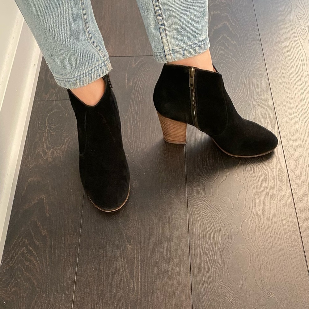 Club Monaco booties